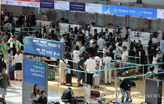 8월 붐비는 인천국제공항. 연합뉴스